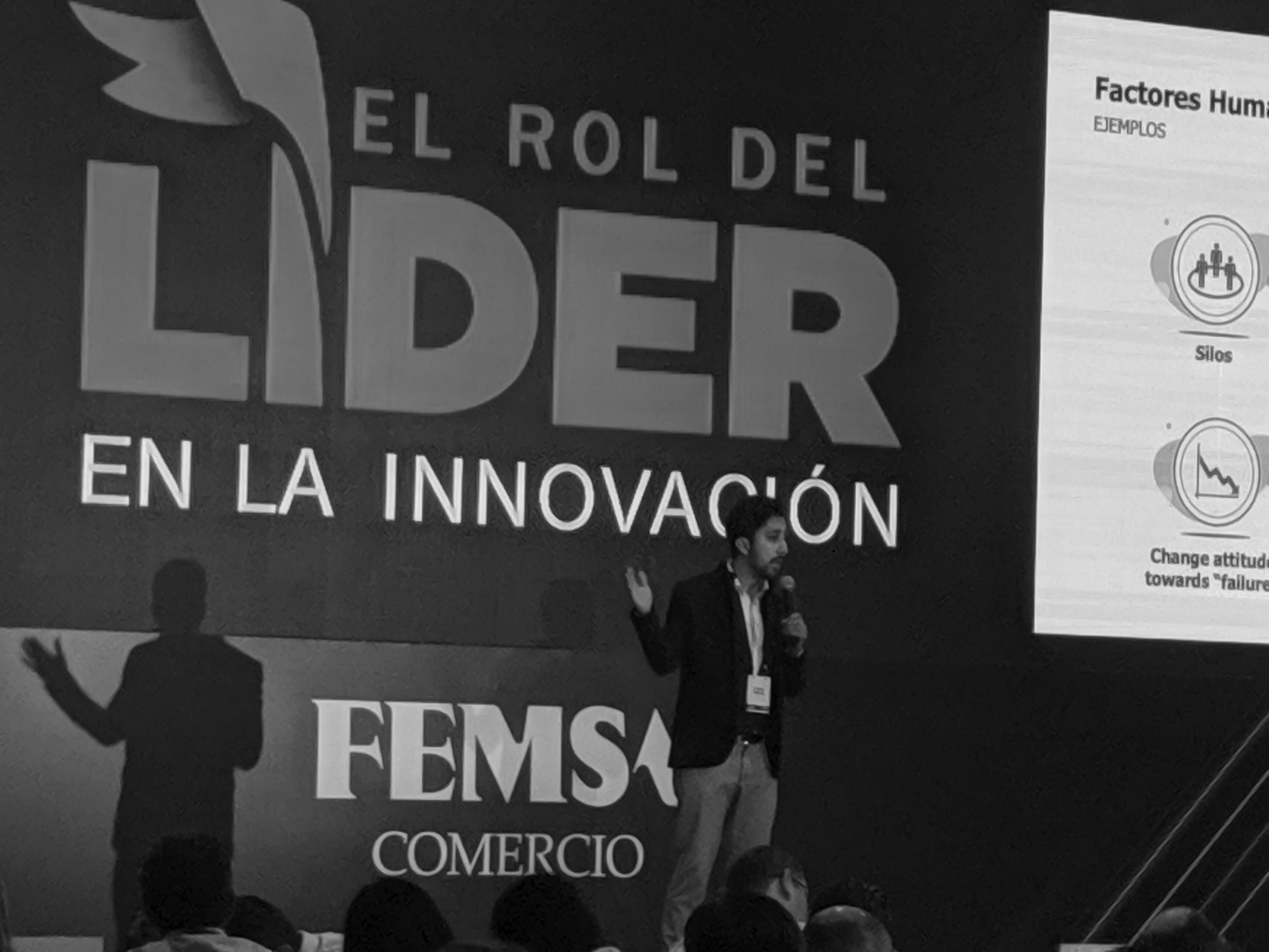 Nelson Granja en escenario, en blanco y negro